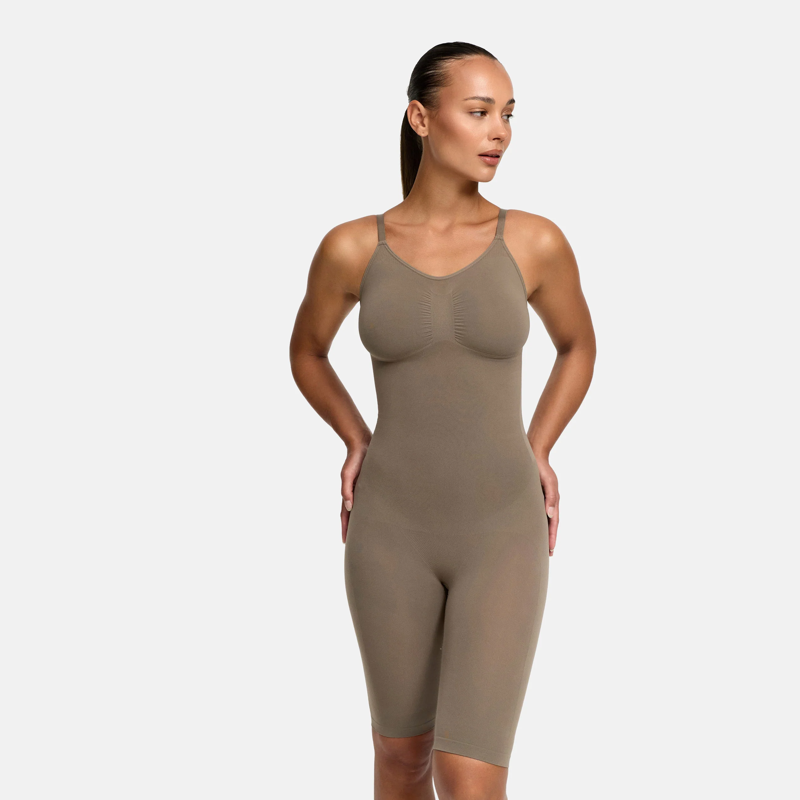 Bodysuit Sculpting Shapewear mit Shorts - Image 16